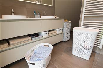 Kosz do Prania Magla Pojemnik na Bieliznę Ubrania Biały 40l CURVER Infinity